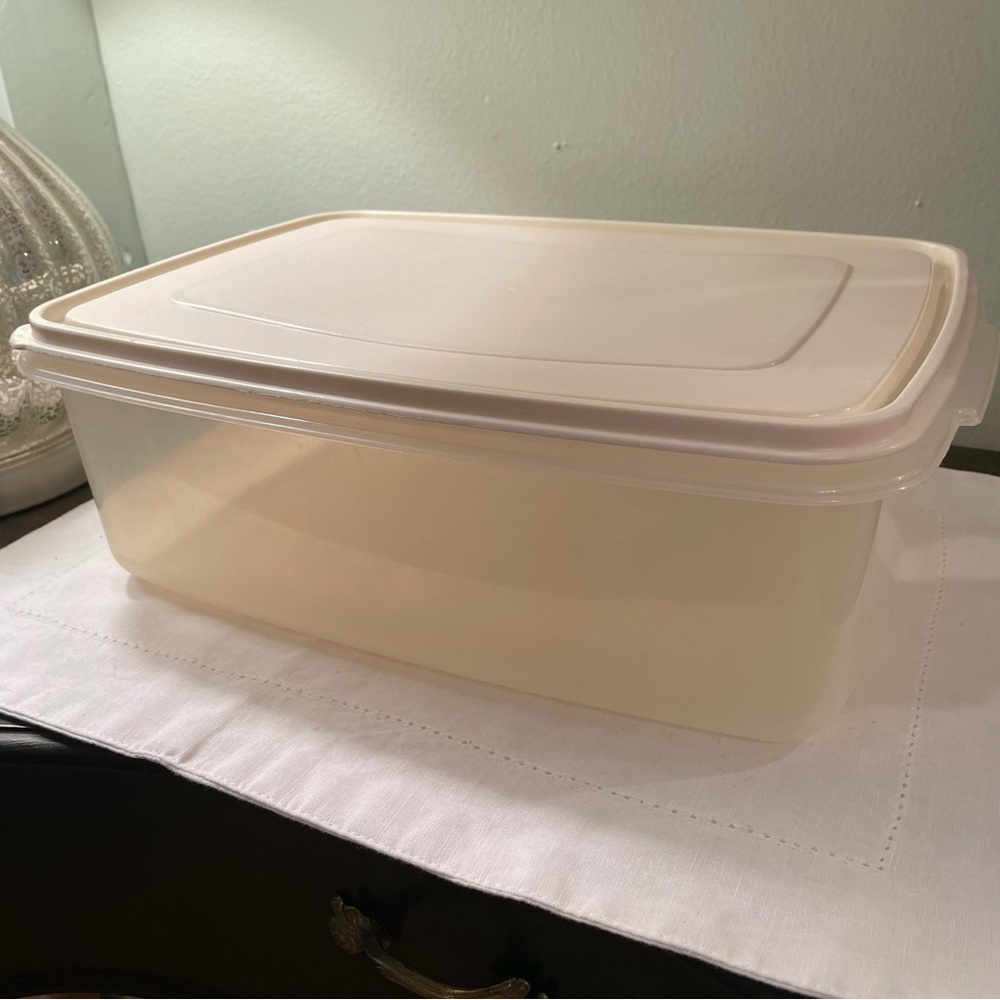 Rubbermaid #8 Servin' Saver Rectangular 33 C Lg Rectangle Food Storage Container